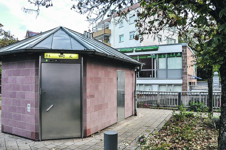 Eine von rund 60 Sparmaßnahmen: Das öffentliche WC am Friedrichsplatz soll künftig geschlossen bleiben. 11 700 Euro spart das der Stadt jährlich, so die Berechnungen.