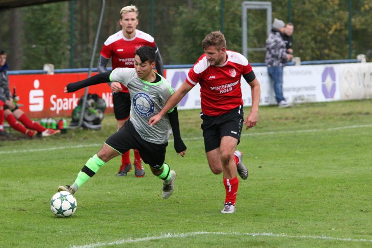 Özcan Sonkaya (links) von der SG Oberes Pegnitztal versucht hier an Chris Haberstumpf (rechts) vom FSV Weißenbrunn vorbeizuziehen.