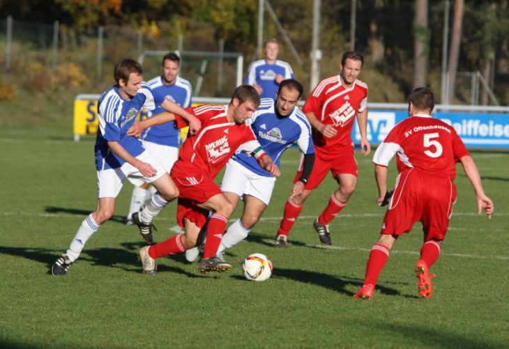 Henry Dick (Mitte, hier im Spiel gegen den SV Neuhaus) läutete die Aufholjagd der Offenhausener ein – am Ende behielt allerdings Ottensoos II in einem torreichen Spiel knapp mit 3:4 die Oberhand.