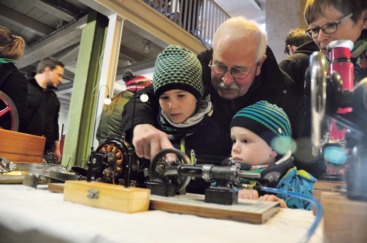 Niklas (7) und Jonas (4) aus Happurg bekommen von Opa und Oma ganz genau erklärt, wie eine Dampfmaschine funktioniert.