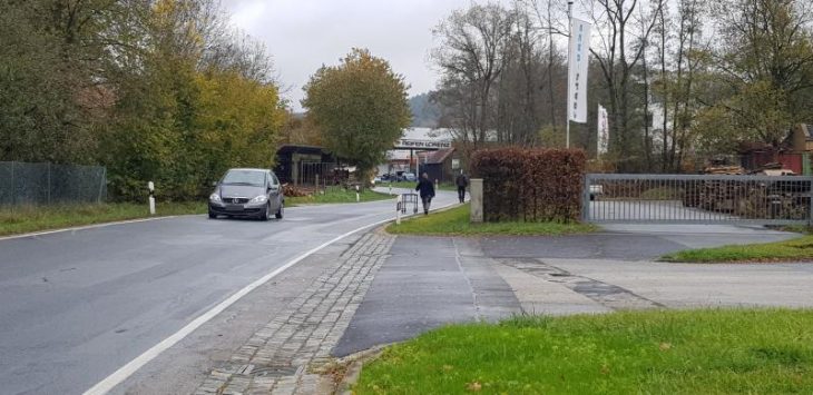 Entlang des Gewerbegebiets an der Kühnhofener Straße gibt es keinen Gehweg. Passanten müssen teilweise auf die Straße ausweichen. Im Zuge der Erweiterung der Firma Geru Plast wäre es angebracht, einen Gehweg zu bauen, so der Tenor im Kirchensittenbacher Gemeinderat.
