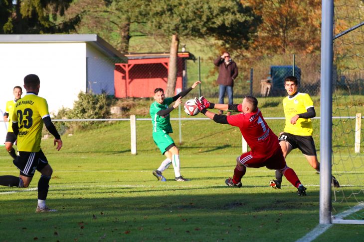 In dieser Szene pariert der Pegnitzer Torwart Daniel Krause gegen Patrick Schwesinger (im Hintergrund), doch am Ende siegt die SpVgg Diepersdorf mit 3:0.
