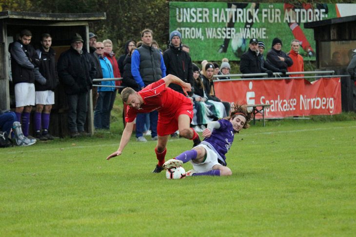 Patrick Mack stoppt einen Vorstoß des Altdorfers Tino Knobloch.