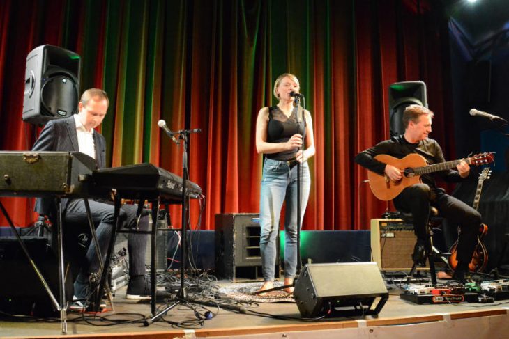 Mühelos auf der Bühne präsentierte sich das Cristin Claas Trio mit, von links: Christoph Reuter, Cristin Claas und Stephan Bormann.