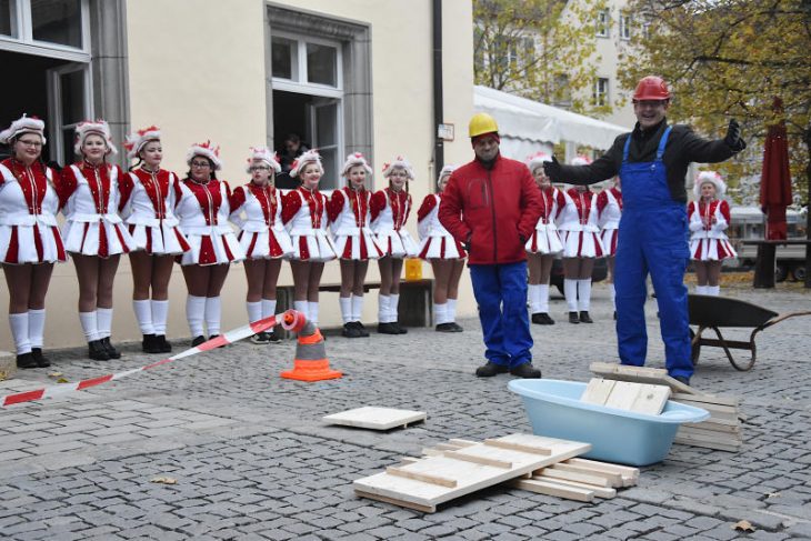Bürgermeister Robert Ilg sollte aus ein paar Brettern eine frei stehende Brücke über die Pegnitz bauen.