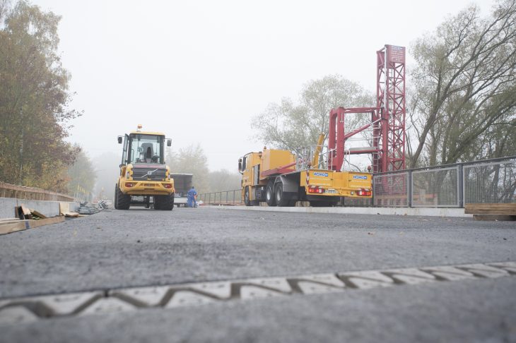 Vor zwei Wochen: Die letzten Arbeiten an der Brücke laufen, das neue Geländer wird installiert.