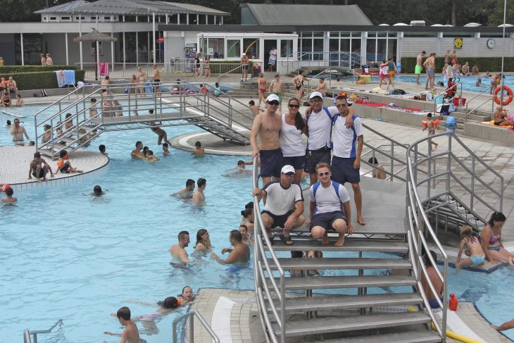 Ein heißer Sommertag im Juli: Mit sieben Leuten ist das Bademeister-Team im Einsatz. Wasseraufbereitung, Kartenverkauf, Reinigung, Pflege der Außenanlagen - all das kostet viel Geld. Auch wenn tausende Besucher ins Bad kommen, bleibt am Ende des Jahres immer ein Defizit.
