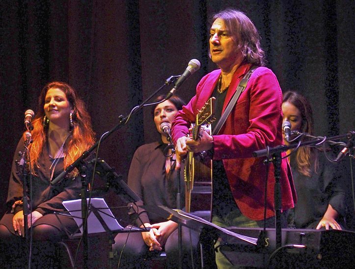 „30 Jahre Camminando“ – Singer-Songwriter Pippo Pollina beim Auftritt in der Feuchter Reichswaldhalle
