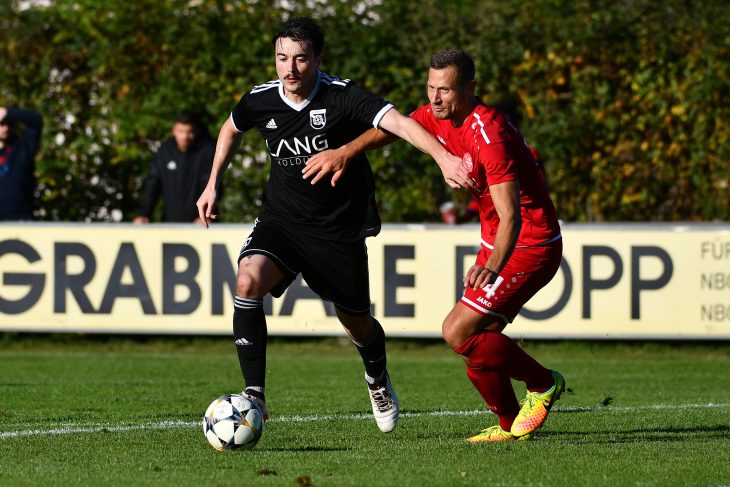 Immer nah am Gegenspieler: Feuchts Abwehrchef Michael Kammermeyer (rechts).