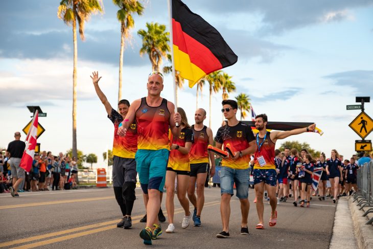 Arnd Schneider führt die Deutsche Delegation als Fahnenträger an.
