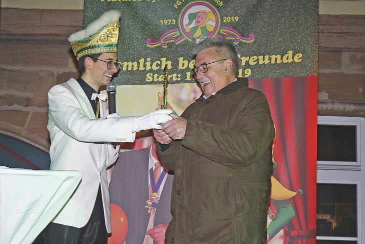 Pascal Czerwek überreichte Konrad Rupprecht als Dank für die närrische Zusammenarbeit den „Ewigen Goldenen Rathausschlüssel“. Um den echten hatte man in den vergangenen Jahren ja oft genug gerungen.