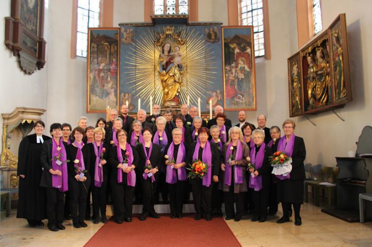 Der Kirchenchor mit Pfarrerin Martina Berthold, Pfarrer Christian Simon und Dekan Tobias Schäfer.