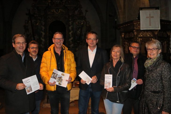 Robert Ilg, Karlheinz Wölfel, Götz Reichel, Peter Uschalt, Künstlerin Angelika Eisenbrand, Kämmerer Hubert Seidler und Christl Schäfer-Geiger (v. links) präsentieren den Flyer zur Spendenaktion.