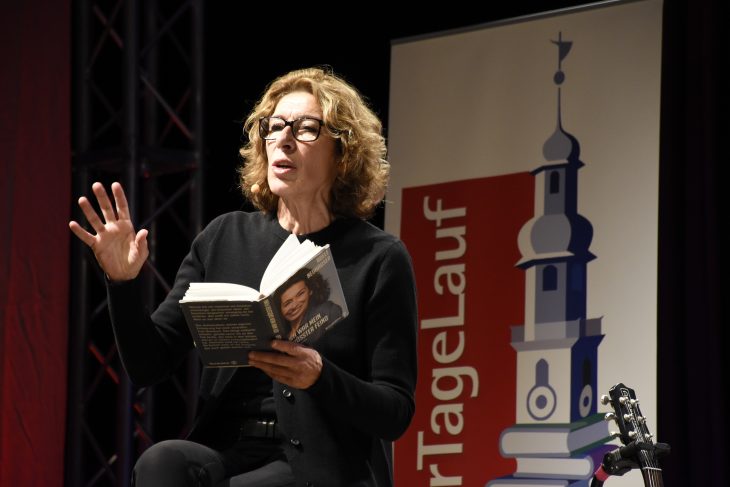 Tatort-Kommissarin Adele Neuhauser liest aus ihrer Biogrpahie