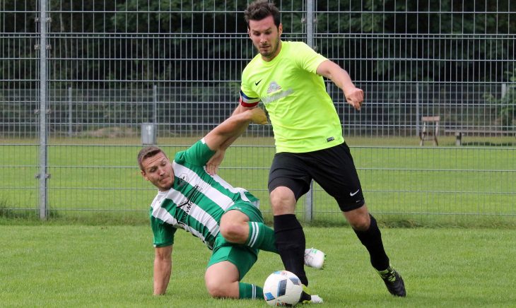 Jan Schlagenhaufer (links) kann nicht nur grätschen. Beim 5:0-Hinspielsieg seiner Rummelsberger erzielt der Stürmer vier Treffer.