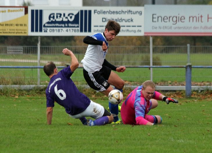 Der Winkelhaider Rico Neubert (Mitte) wird in letzter Sekunde von Keeper Patrick Ehrnsberger und Abwehrspieler Michael Kastner gebremst.