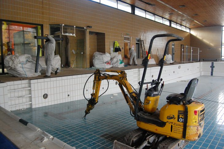 Bagger im Schwimmbecken: Arbeiter einer Rother Baufirma entkernen im Augenblick das alte, einsturzgefährdete Röthenbacher Hallenbad.