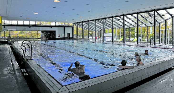 Das Warten hat sich gelohnt. Direkt nach der offiziellen Eröffnung zogen heute im Schwaiger Hallenbad die ersten Schwimmer wieder ihre Bahnen.