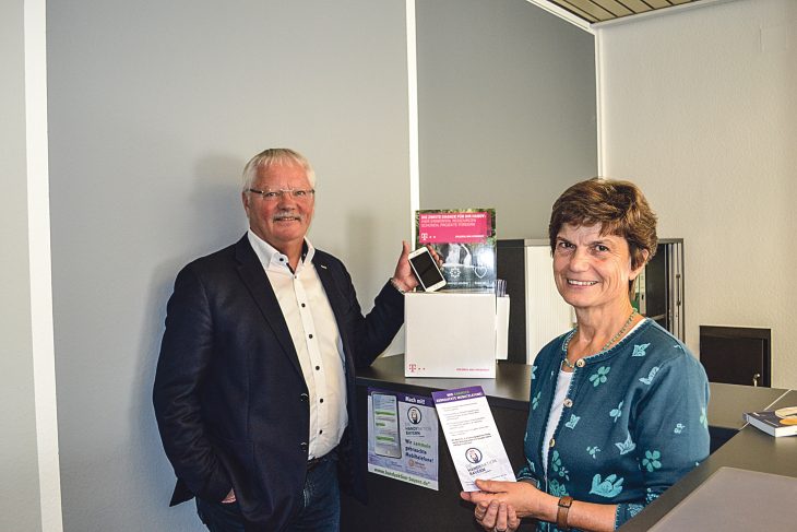 Bürgermeister Joachim Lang und Initiatorin Renate freuen sich über die aufgestellte Sammelbox.