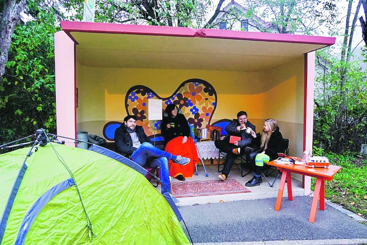 Ungewöhnliche Protestaktion: Am Freitag vergangener Woche haben Juso-Mitglieder an der Kersbacher Bushaltestelle campiert.