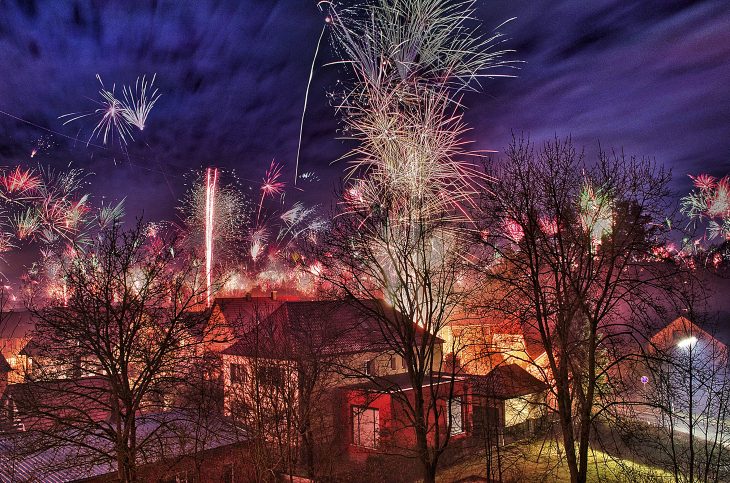 Privates Feuerwerk in der Neujahrsnacht sieht zwar herrlich aus, wird in Altdorf aber möglicherweise demnächst verboten - wegen der Feinstaub- und Lärmbelastung, der Verschmutzung der Straßen und der Feuergefahr.