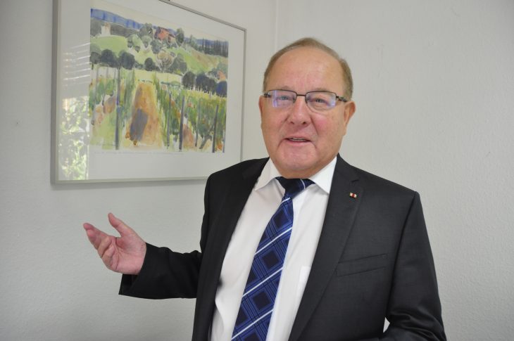 Rüdiger Pompl am Tag vor seinem 75. in seinem Anwaltsbüro in Lauf. An der Wand hängt ein Toskana-Bild von Kurt Kolbe, das Pompl schon zu seinem 50. Geburtstag vom Künstlerkreis geschenkt bekam und das er sehr in Ehren hält.