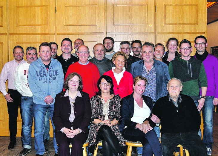 Die Stadtratskandidaten der SPD Röthenbach: von links stehend: Günter Popp, Werner Braunersreuther, Jürgen Wiesinger, Matthias Munkert, Markus Buchner, Peter Foitzik, Jochen Rose, Rolf Modler, Thomas Jennemann, Karin Rose, Erich Dannhäuser, Sven Schottenhammer, Lutz-Werner Hamann, Peter Meidenbauer, Sonja Dörner, Michael Deinzer, Hagen Bonesky, von links sitzend: Heike Riedlmeier, Yasemin Köprülü, Sabrina Schmude, Eduard Schottenhammer.