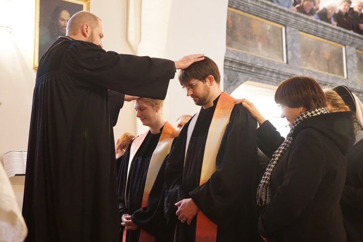 Dekan Tobias Schäfer (links) segnete gemeinsam mit einigen Assistenten das Pfarrerehepaar Ann-Sophie und Martin Hoepfner ein.