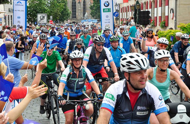 Über 1000 Radler und Lieder in einer lauen Sommernacht bei der BR-RADLTOUR