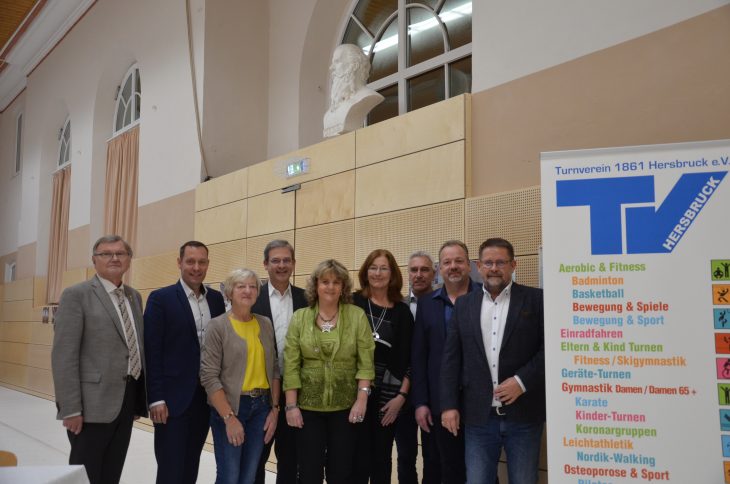 Bester Laune in der frisch sanierten TV-Turnhalle: BLSV-Kreisvorsitzender Gustav Ruthemeyer, Landrat Armin Kroder, Schriftführerin Anita Stötzner, Bürgermeister Robert Ilg, Kassenverwalterin Gabi Maul, Vorsitzende Sylvia Kronauer, Bauleiter Robert Hertel und die beiden Vorsitzenden Stefan Hauer und Helmut Maetzing (v. links).