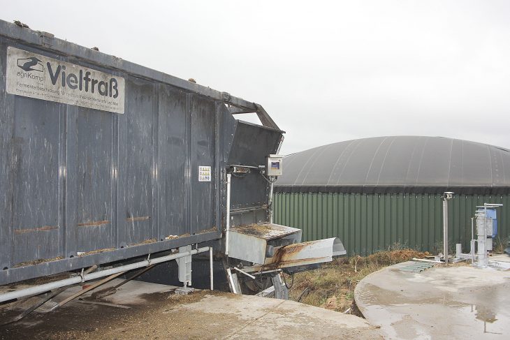 Vielfraß heißt die große Presse, über die Landwirt Andreas Schmidt seine Biogas-Anlage bei Eismannsberg mit Dung und nachwachsenden Rohstoffen füttert.