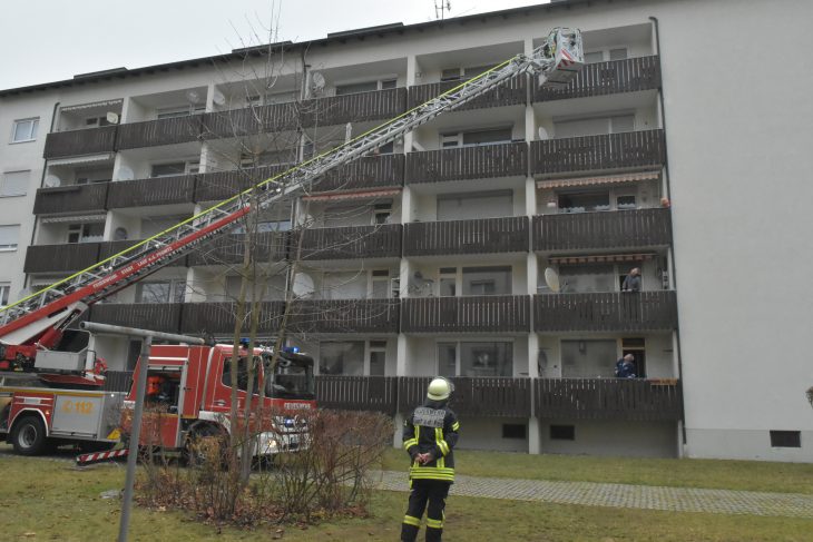 Mit Hilfe der Drehleiter suchten die Einsatzkräfte jede Wohnung nach der Rauchquelle ab.