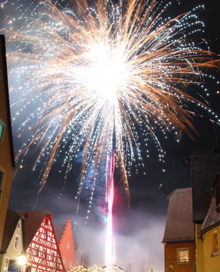 Nach Bodenfontänen wechselte das Feuerwerk in die Luft.