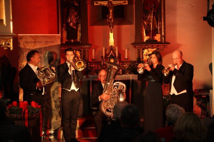 Andreas Binder (Horn), Alexander Steixner (Posaune), Manfred Häberlein (Tuba), Elisabeth Fessler (Trompete) und Hans Zellner (Trompete, v.l.) bilden Harmonic Brass.