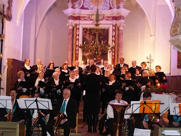 Der Jubelchor setzte mit „Ich will den Herren loben allezeit“ den ersten Akzent im Konzert.