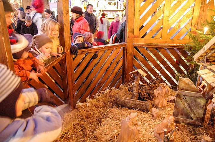 Die Diebe hebelten das Holzgitter der Krippe auf dem Laufer Weihnachtsmarkt auf.