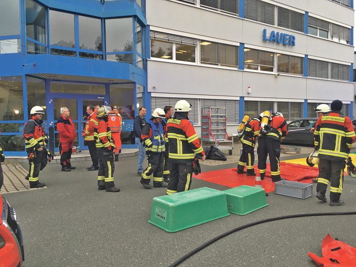 Über 50 Feuerwehrleute und zusätzlich Kräfte von Rettungsdienst und Polizei rückten aus, weil nicht klar war, ob es sich um eine gefährliche Substanz handelte.