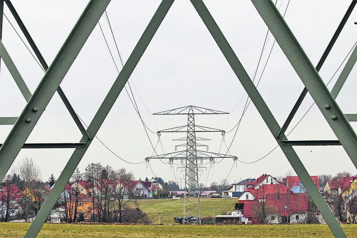 NM
Foto: Günter Distler
Motiv: Stromtrasse über Postbauer-Heng; Masten