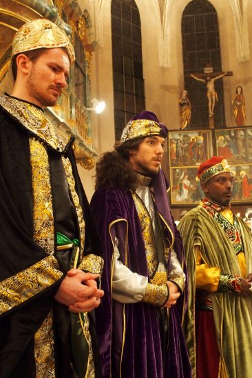 Patryk Rybarczyk, Daniel Valeske und Siddique Eggenberger (von links) mimten die drei Weisen aus dem Morgenland.