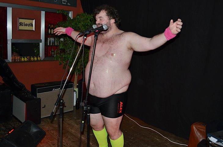 Hose runter, raus mit der Herzrasur und einfach wild drauflos – das ist Bird Berlin, so wie ihn seine Fans lieben.