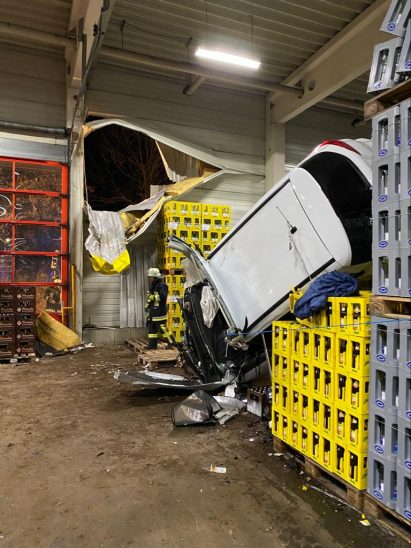 Das Auto bohrte sich durch die Außenwand und landete im Getränkelager.