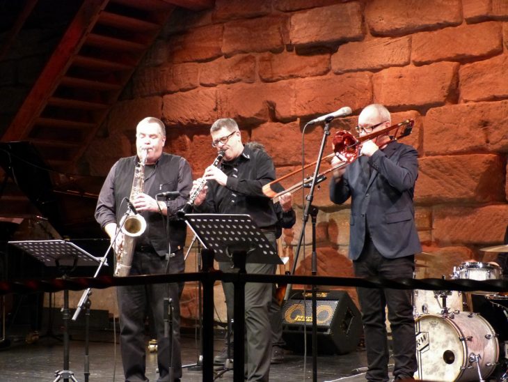 Weltstar Nils Landgren holte sich für sein Konzert im Dehnberger Hof Theater die Lehrercombo der Laufer Sing- und Musikschule auf die Bühne, hier auf dem Bild Christoph Grassl und Peter Schwarzer (von rechts).
