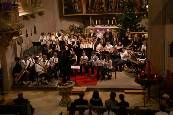 Die Big Band spielte beschwingt auf.