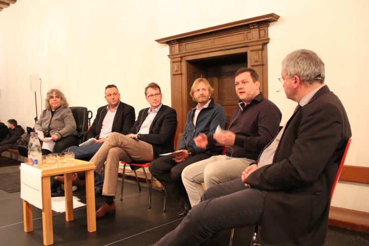 Angelika Feisthammel (links), Behindertenbeauftragte des Landkreises, und Dr. Günter Breitenbach (rechts) führen durch die Diskussion mit den vier Kandidaten (von links): Thomas Dietz, Thomas Kramer, Hans-Dieter Pletz und Martin Tabor.