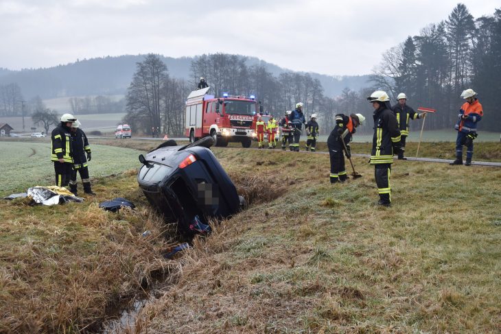 Kurz nach der Abzweigung nach Kleedorf kam die Frau mit ihrem Auto von der Straße ab.