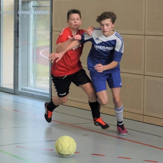 Die Nachwuchskicker des FC Reichenschwand – hier Jonas Profoß (links) im Zweikampf mit Moritz Richter vom TSV Rückersdorf – wurden Fünfter.