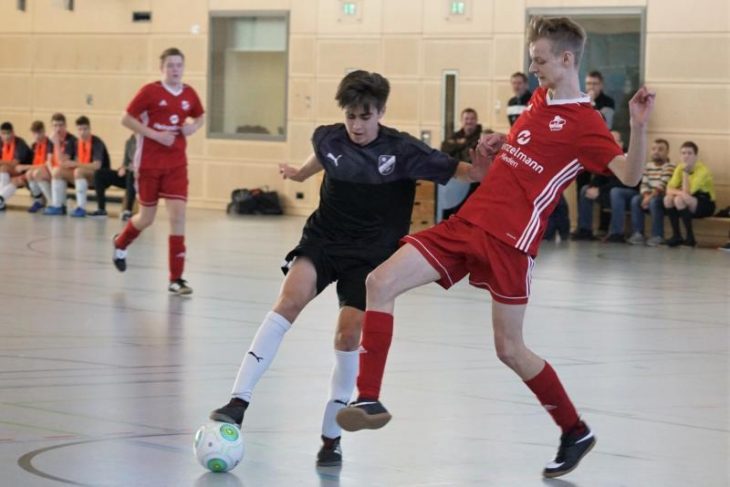 Leon Simon (links) – hier eine Szene aus der Vorrunde gegen den SK Heuchling – und die B-Junioren des 1. FC Hersbruck zeigten bei der Zwischenrunde zur Hallenkreismeisterschaft Stehvermögen und schafften mit drei Siegen den Sprung ins Kreisfinale am kommenden Samstag in Lauf.