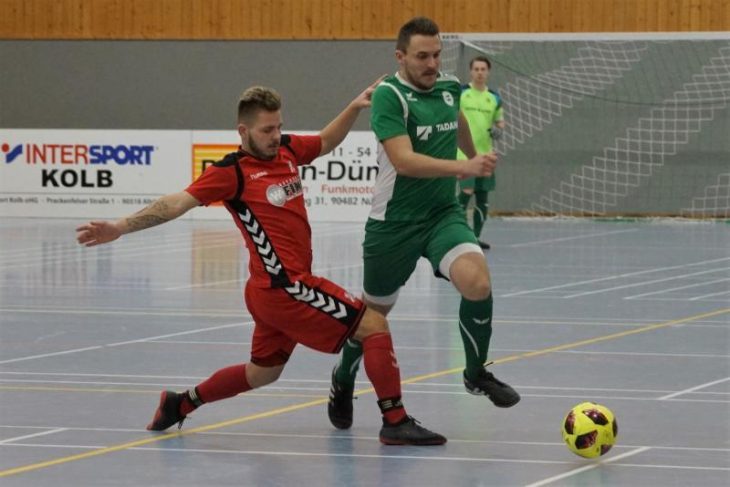 Gegen den Bezirksligisten SK Lauf erkämpften sich Patrick Mutter (links, hier gegen Dominik Bürner) und der FC Reichenschwand ein 1:1 und landeten am Ende noch vor den Kreisstädtern auf Rang acht.