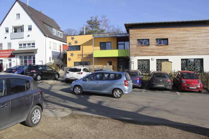 Die Parkplatzsituation vor der Kindertagesstätte Sterntaler: Hier muss Abhilfe geschaffen werden, waren sich fast alle Gemeinderäte einig.