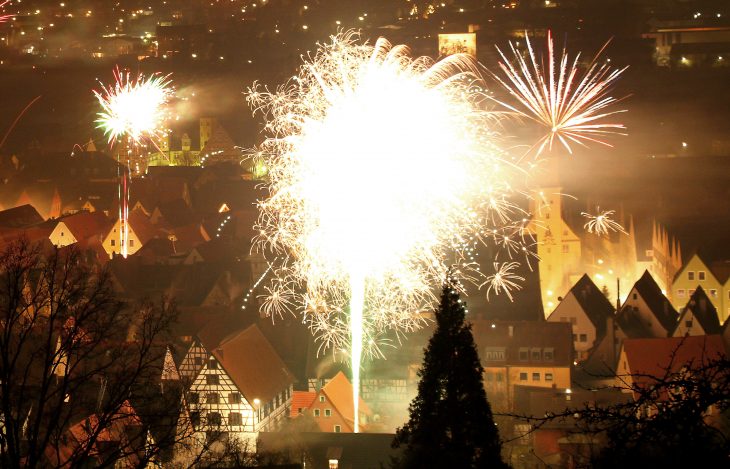 Das Feuerwerk bescherte Hersbrucks Altstadt (links hinten das Schloss, vorne die Scheune des Hirtenmuseums, rechts das Rathaus) einen Bilderbuchstart ins neue Jahr.